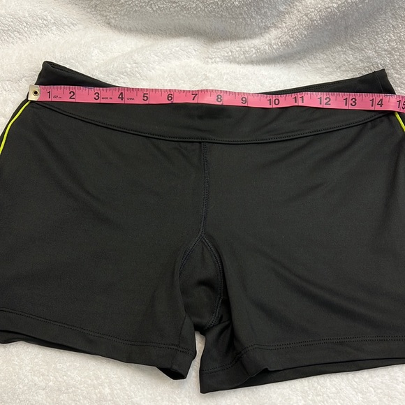 NWOT FILA WORKOUT SHORTS SIZE M - Picture 2 of 7